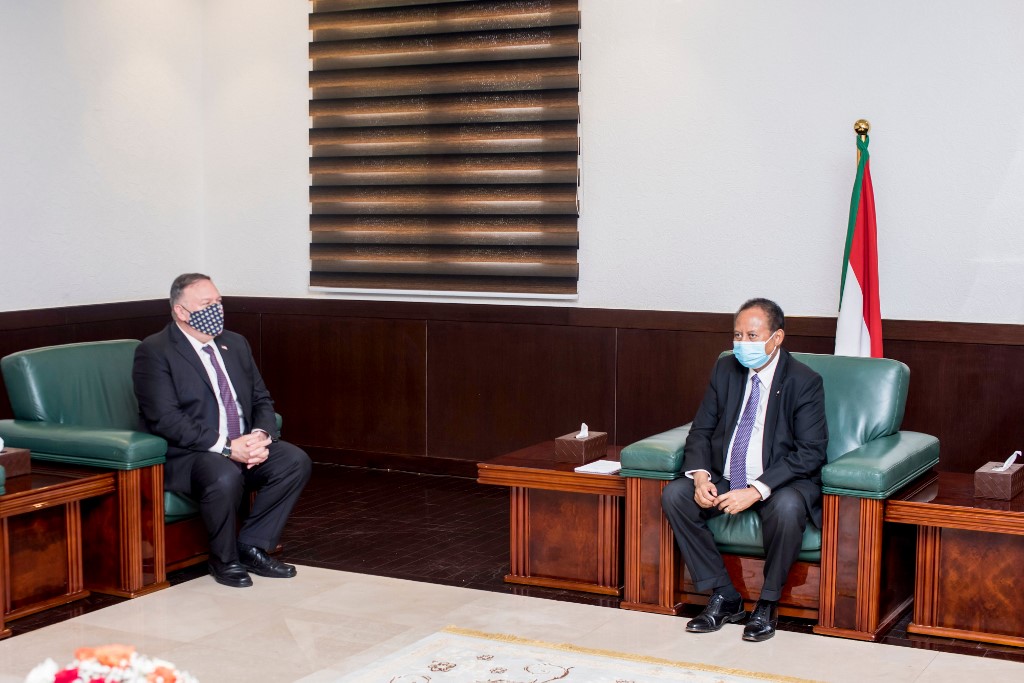 Le secrétaire d'État américain Mike Pompeo avec le Premier ministre soudanais Abdalla Hamdok à Khartoum. M. Pompeo est en visite officielle au Soudan pour exhorter davantage de pays arabes à normaliser leurs relations avec Israël, à la suite de l'accord Israël-EAU négocié par les États-Unis. Il est le premier haut diplomate américain à se rendre au Soudan depuis le départ de Condoleezza Rice en 2005 (Document / Bureau du Premier ministre du Soudan / AFP)
