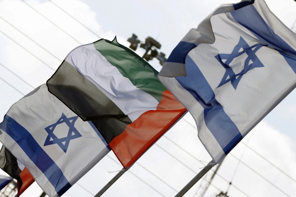 Les drapeaux israéliens et des Émirats arabes unis bordant une route dans la ville côtière israélienne de Netanya. (Jack Guez / AFP)