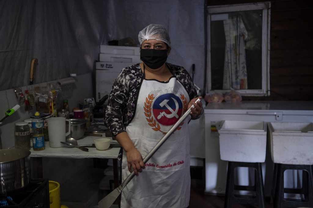 La chilienne Ruth Lagos pose lors de la préparation des déjeuners dans sa cuisine à Santiago, le 17 juillet 2020. (Martin BERNETTI / AFP)