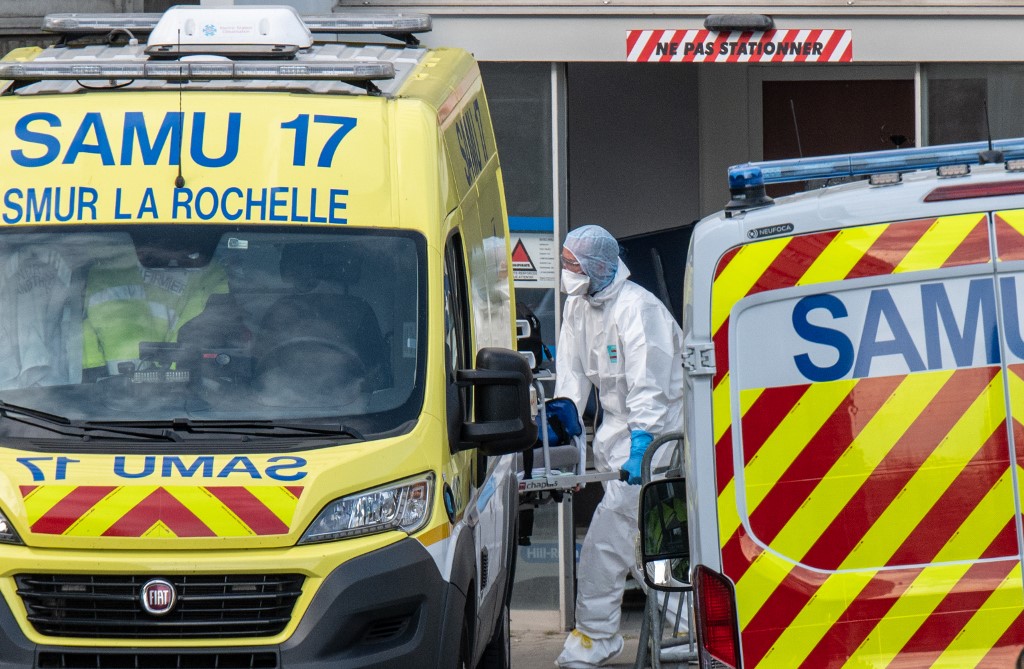 Des secouristes à La Rochelle, (Xavier Leoty/ AFP)
