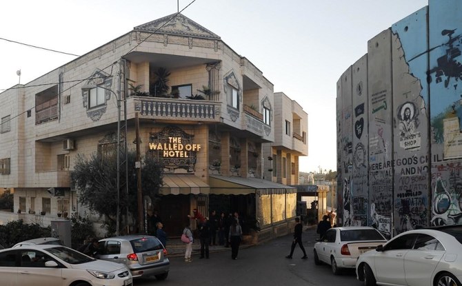 Bethléem est également le site du célèbre hôtel Walled Off de Banksy, juste en face d'un mur érigé par Israël, qui prétend offrir la « pire vue de tous les hôtels au monde »