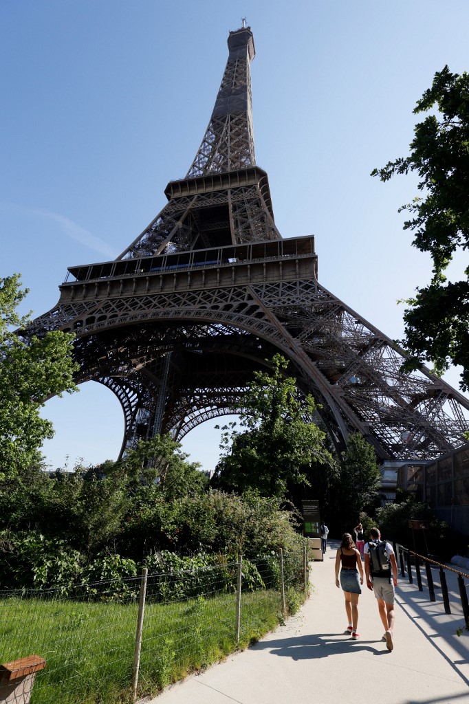 La tour Eiffel, fait 324 mètres de long et pèse 10 100 tonnes. Sa charpente métallique pèse à elle seule 7 300 tonnes (Thomas Samson / AFP)
