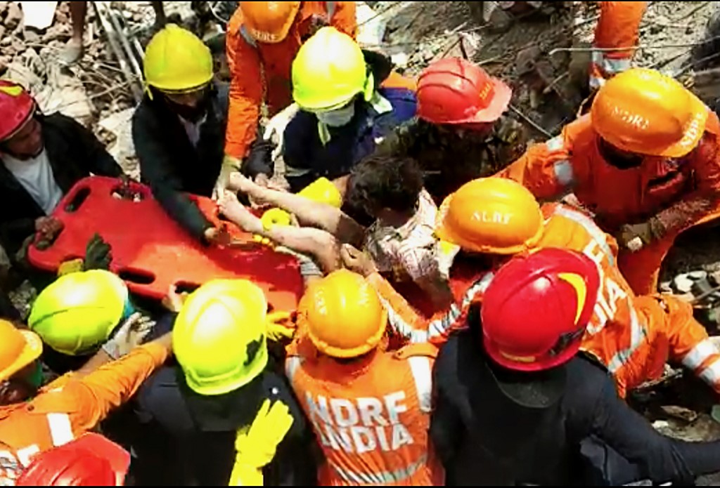 Image devant l'immeuble écroulé (Indian National Disaster Response)