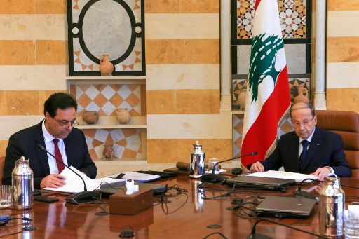 Le président libanais Michel Aoun (d) avec le Premier ministre sortant Hassan Diab (Fichier/AFP)