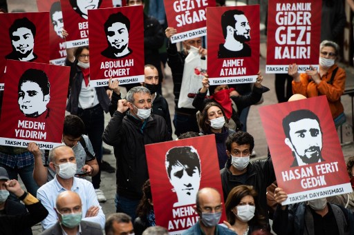 Manifestants en Turquie, en juin dernier, à l’occasion de la 7e commémoration des émeutes d’Istanbul à Gezi Park, près de Taksim Square en mai 2013, violemment réprimées. (Yasin Akgul/AFP)