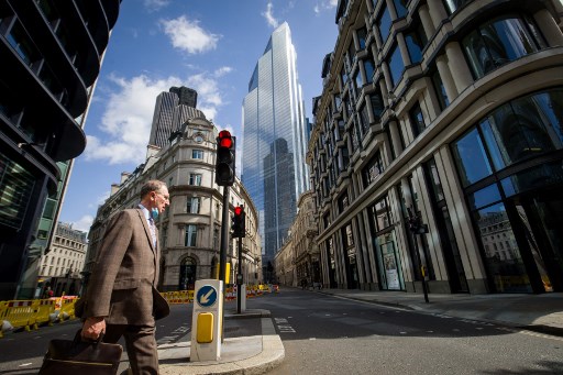 Londres à l’heure du déjeuner : un employé de la City traverse une rue déserte (Tolga Akmen/AFP)