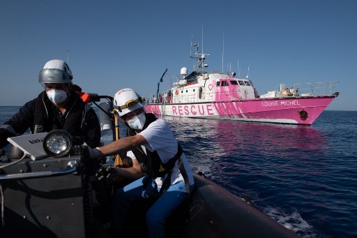 SOS du bateau de Banksy en Méditerranée après un sauvetage massif de migrants