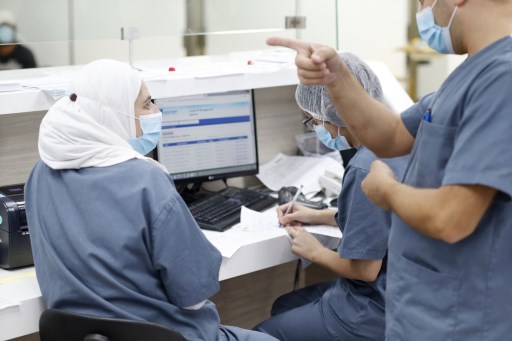 Personnel soignant à l’hôpital public Rafic Hariri de Beyrouth (RHUH). (Elie Bekhazi/AFP)