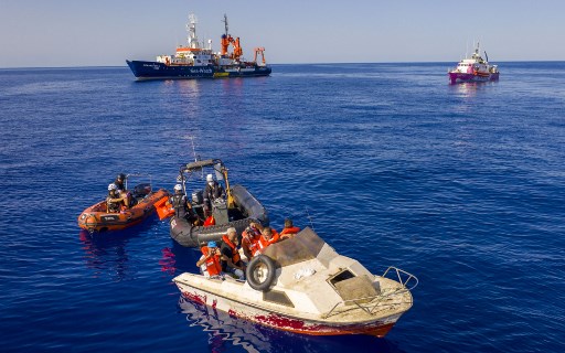 Migrants: deux navires humanitaires au secours du bateau de Banksy en Méditerranée