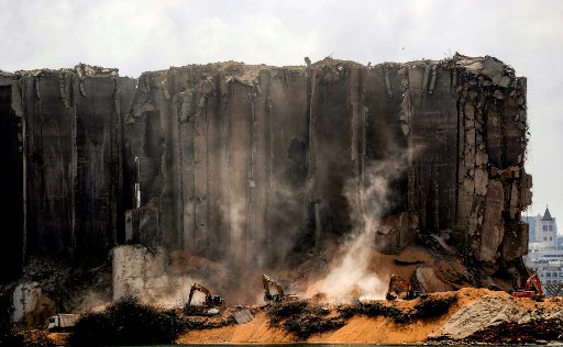 Pelleteuses sur le site de l’explosion, au pied des silos détruits du port de Beyrouth. (Joseph Eid/AFP)
