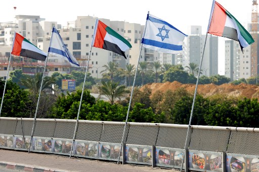 Drapeaux israéliens et des Émirats arabes unis dans la ville côtière israélienne de Netanya. (AFP)