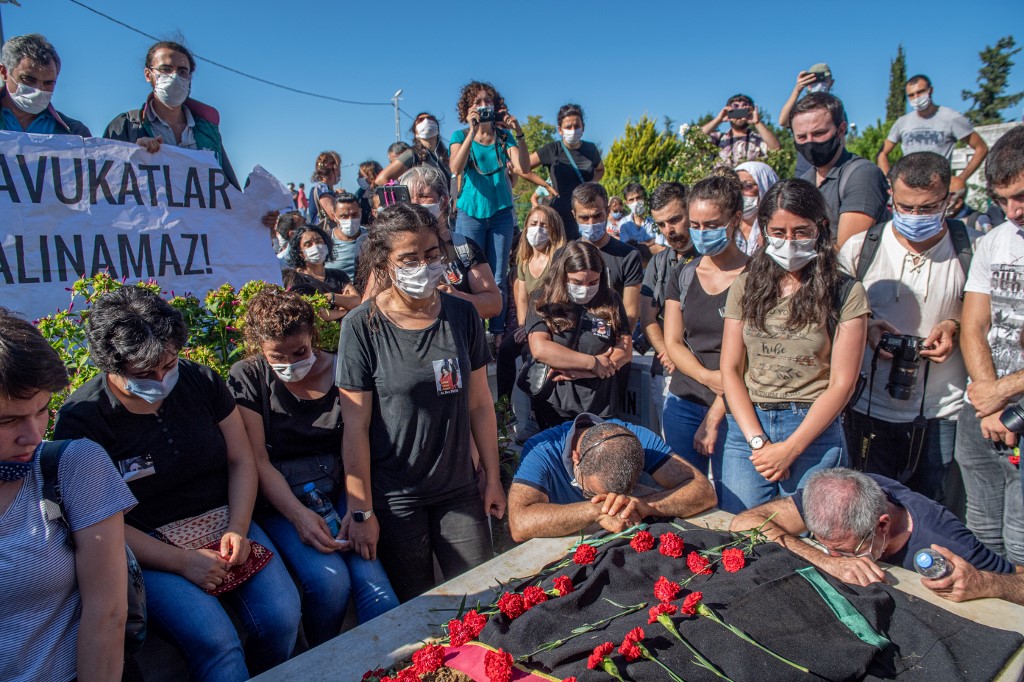 Des proches et des amis pleurent lors des funérailles de l'avocate turque Ebru Timtik dans le district de Gazi à Istanbul (Bulent Kilic/AFP)