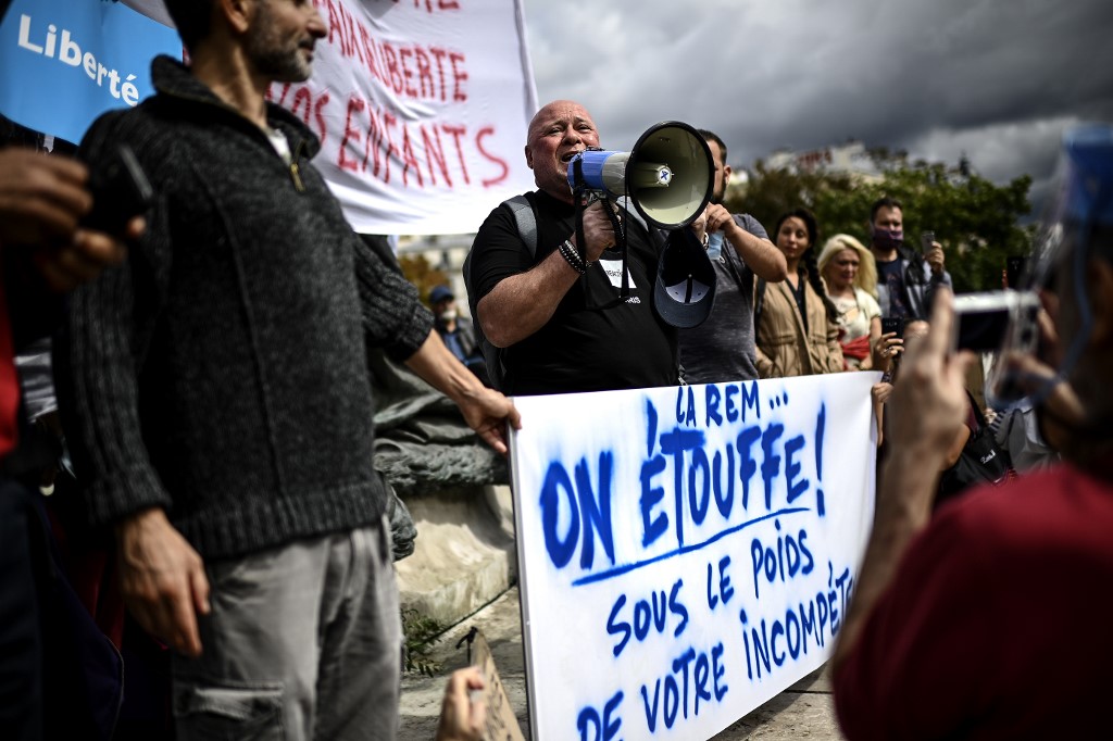 Manifestation contre le port obligatoire des masques faciaux sur la place de la Nation à Paris. Les masques, déjà obligatoires dans les transports en commun, dans les espaces publics fermés, et à l'extérieur à Paris dans certaines zones à forte congestion autour des sites touristiques, ont été rendus obligatoires à l'extérieur dans toute la ville le 28 août pour lutter contre l'augmentation des infections à coronavirus. (Christophe Archambault / AFP)