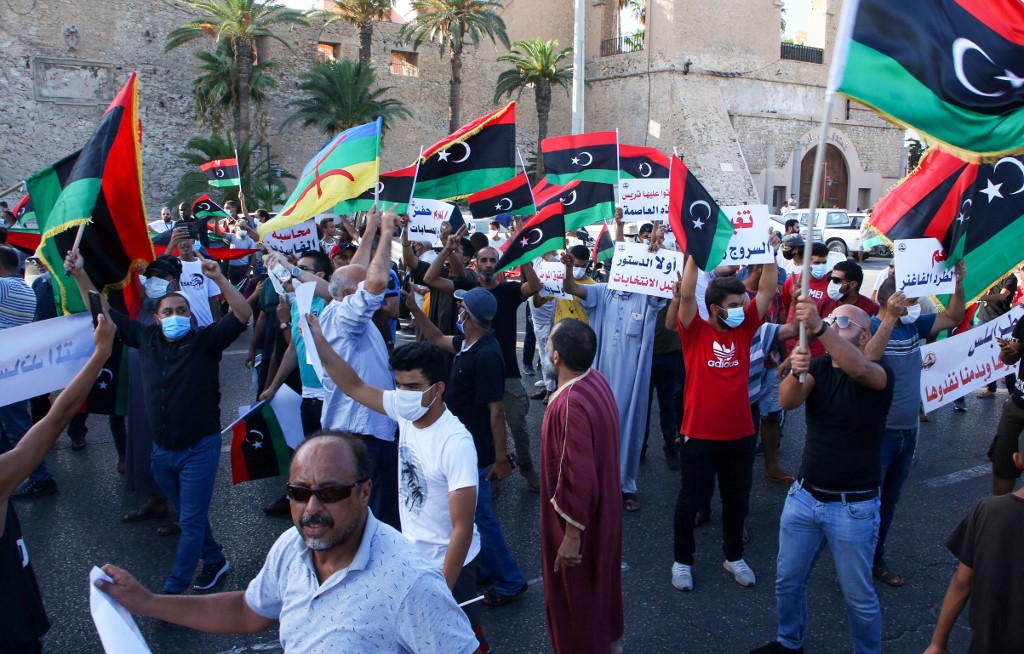 Libyens scandant des slogans lors d'une manifestation (AFP)