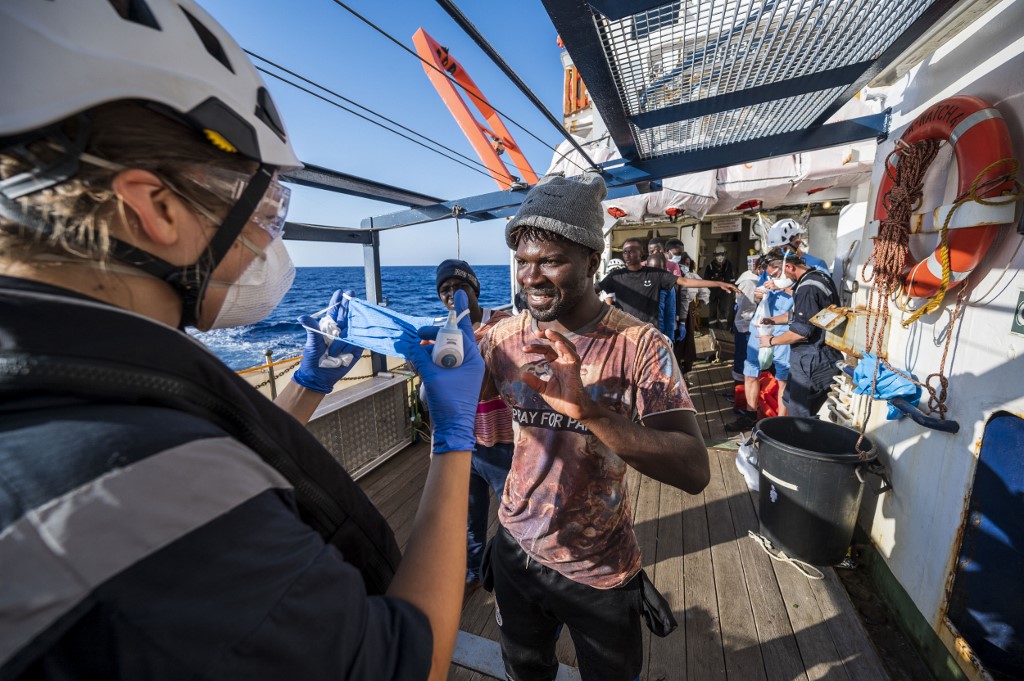 Les migrants à bord du Louise Michel sont transférés vers le navire humanitaire Sea-Watch 4 (Photo, Thomas LOHNES/AFP).