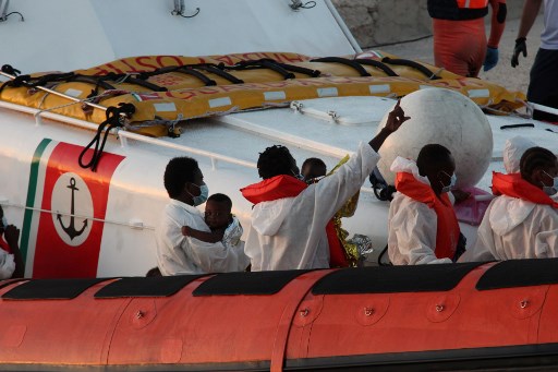 Italie: 450 migrants débarquent à Lampedusa sur un bateau de pêche