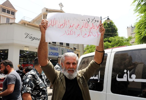 « La faim est le pêché des pêchés » indique l’affiche brandie par ce manifestant à Beyrouth. (Anwar Amro/AFP)