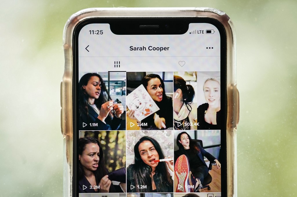 La page de la comédienne Sarah Cooper affichée sur l'application TikTok sur un iPhone Apple (Drew Agerer/Getty Images/AFP)