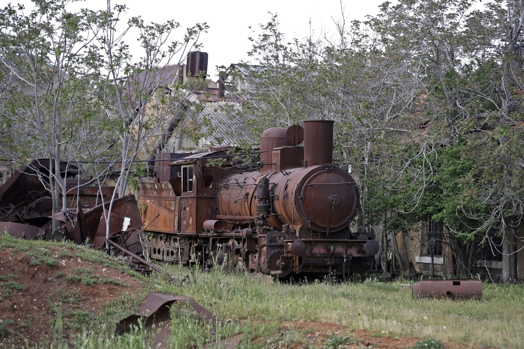 Vieille locomotive de train à l'intérieur de la gare abandonnée de Riyaq dans la vallée de la Bekaa au Liban. Le transport ferroviaire au Liban a commencé dans les années 1890 en tant que projet français sous l'Empire ottoman, mais a en grande partie cessé dans les années 1970 en raison de la guerre civile dans le pays. (Joseph Eid / AFP)