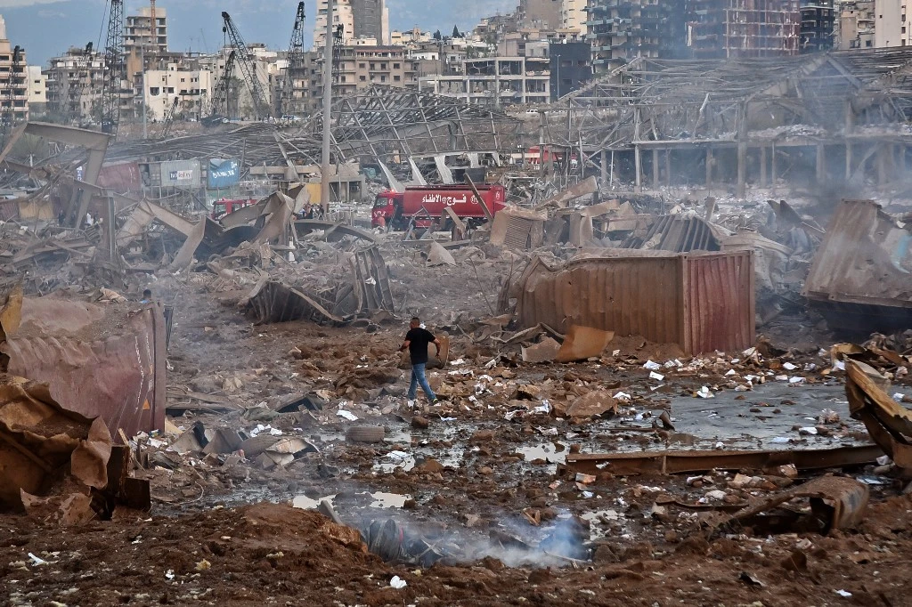 Plus de 300 000 personnes sans toit, la moitié de Beyrouth est détruite