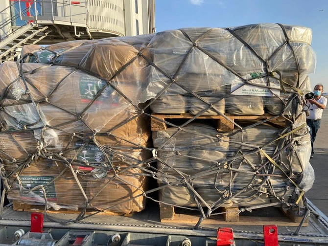 Arrivée du premier avion d'aides saoudiennes à l'aéroport de Beyrouth (Noor Nugali/Arab News)