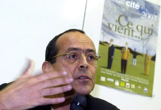 Le philosophe français Bernard Stiegler en novembre 2003, lors d’une rencontre avec les prisonniers du centre carcéral de Douai. Stiegler explorait l’impact de la transition digitale sur la société. Il est décédé le 7 août à l’âge de 67 ans. (François Lo Presti/AFP)