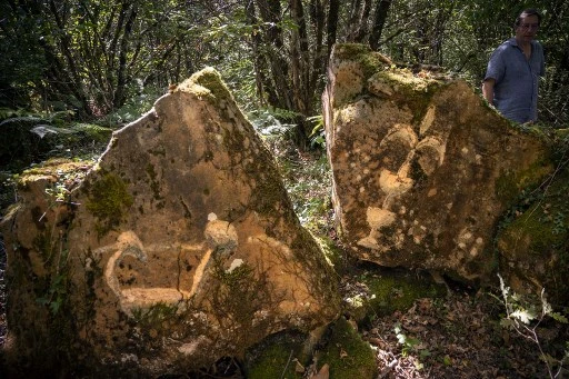 Roches gravées par Jean-Marie Massou à Marminiac, France. (Lionel Bonaventure/AFP)