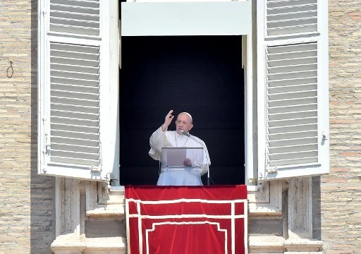 Le pape François bénissant les fidèles de sa fenêtre sur la place Saint Pierre, cité du Vatican. (Filippo Monterforte/AFP)