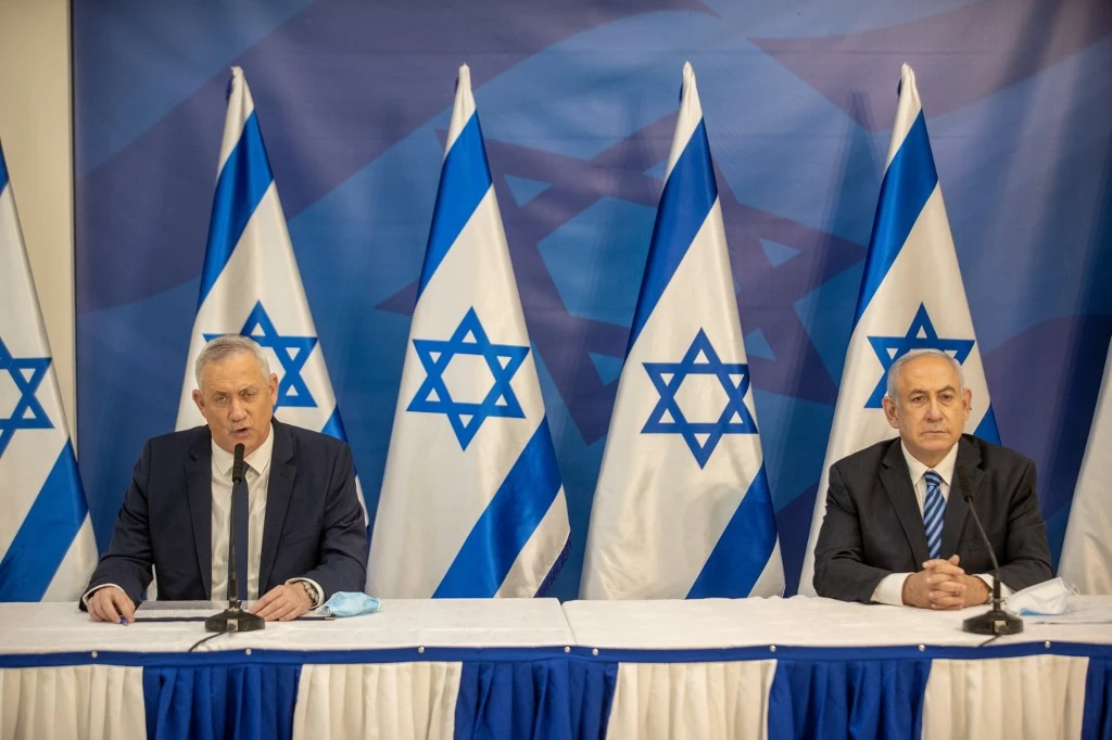 Benny Gantz et Benjamin Netanyahou émettant un communiqué en juillet. (TAL SHAHAR/POOL/AFP)