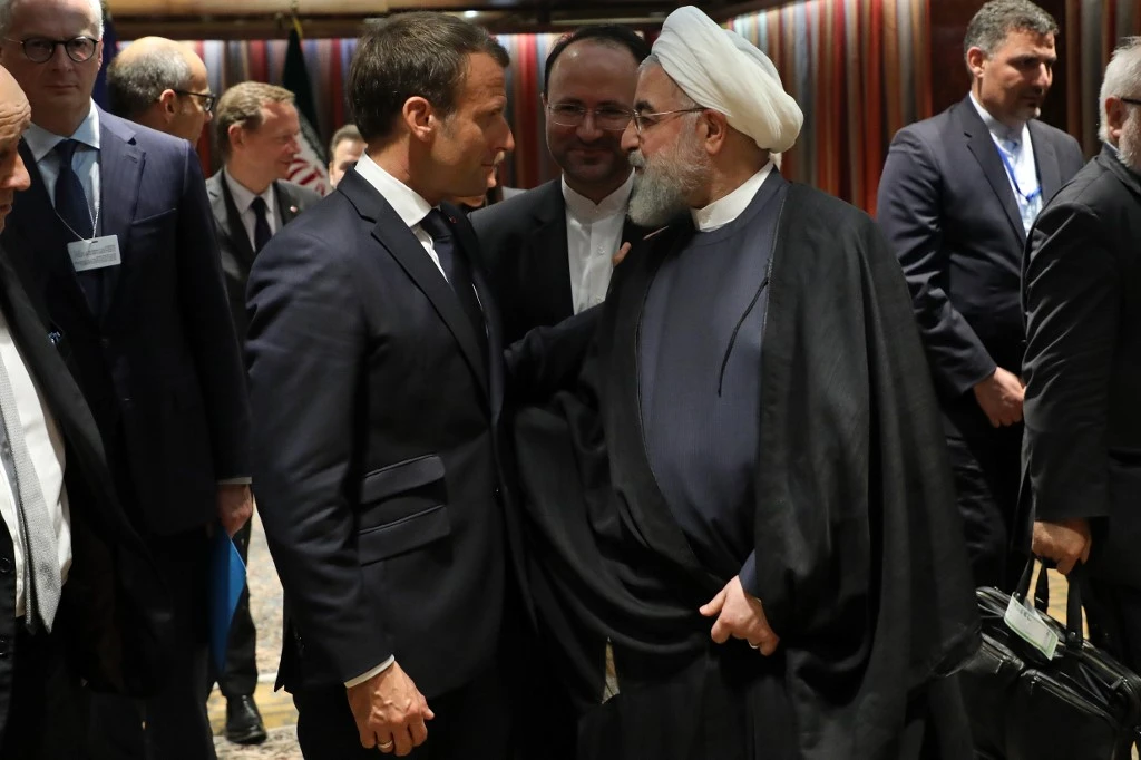 Emmanuel Macron et Hassan Rohani en discussion au siège des Nations Unies en septembre dernier. (Ludovic MARIN/AFP)