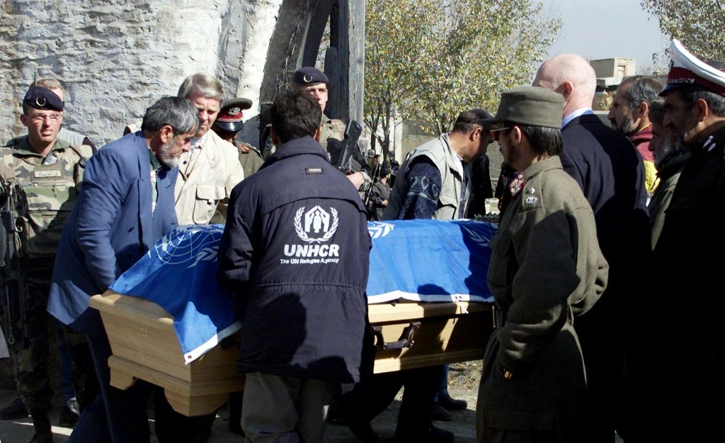 Des hommes afghans portant le cercueil de Bettina Goislard avant son enterrement en 2003. (Shah MARAI/AFP)