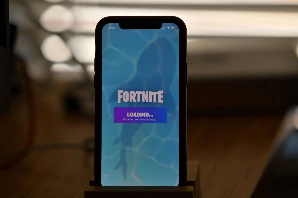 Le jeu vidéo Fortnite, phénomène mondial, est désormais disponible sur smartphones. (Chris DELMAS/AFP)