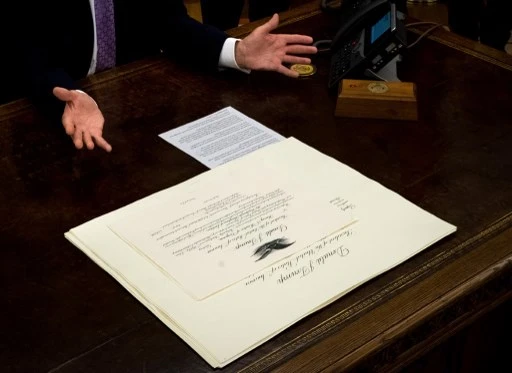 Le document officiel de l’accord de normalisation entre les EAU et Israël (Doug Mills-Pool/Getty Images/AFP)