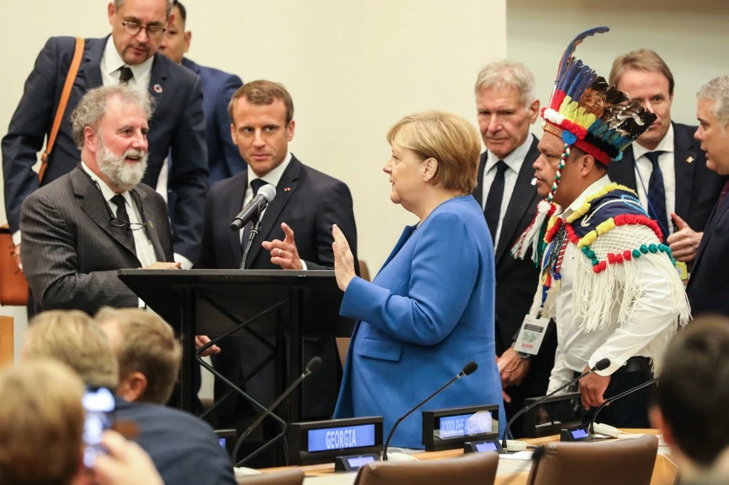 Le président français Emmanuel Macron, la chancelière allemande Angela Merkel et l'acteur américain Harrison Ford assitent à la Conférence Protection Amazonie à l'ONU, le 23 septembre 2019. (Ludovic MARIN / AFP)