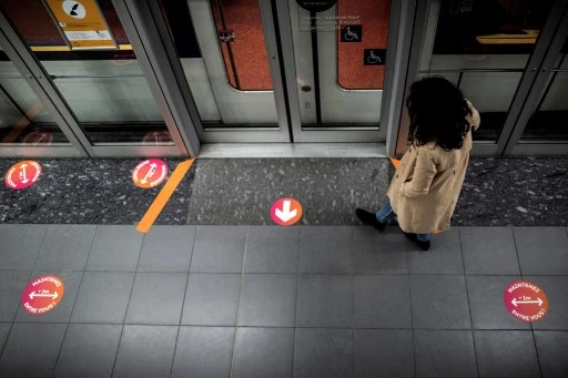 Marquage au sol pour la distanciation sociale dans une station de métro à Toulouse (Lionel Bonaventure/AFP)