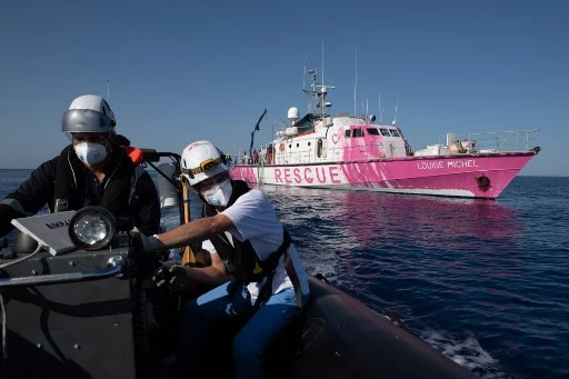SOS du bateau de Banksy en Méditerranée après un sauvetage massif de migrants