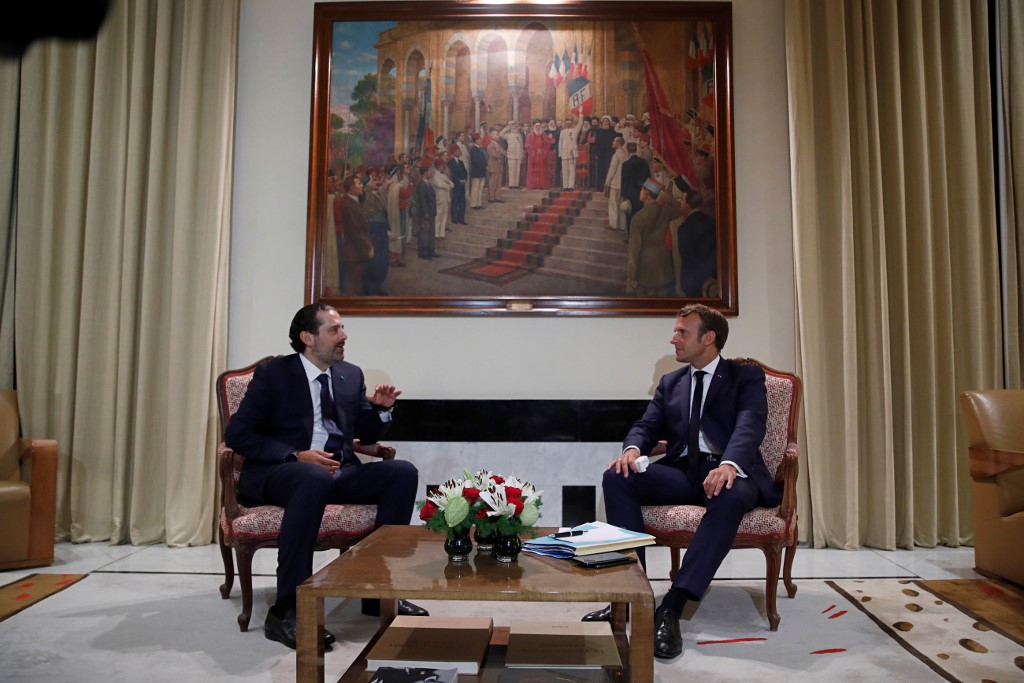 Le président français Emmanuel Macron en discussion avec l'ex-Premier ministre libanais Saad Hariri, le 31 août (Photo, Gonzalo FUENTES/POOL/AFP).