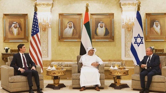 Le conseiller à la sécurité nationale israélien, Meir Ben-Shabbat, le conseiller principal du président américain, Jared Kushner, et le conseiller à la sécurité nationale des Émirats arabes unis, cheikh Tahnoun ben Zayed, tiennent une réunion à Abu Dhabi. (WAM)