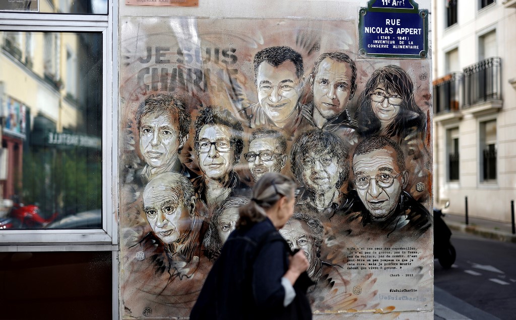 Fresque peinte en hommage aux victimes de l’attentat ayant coûté la vie de plusieurs membres de la rédaction de Charlie Hebdo en janvier 2015 (Photo, Thomas COEX/AFP).