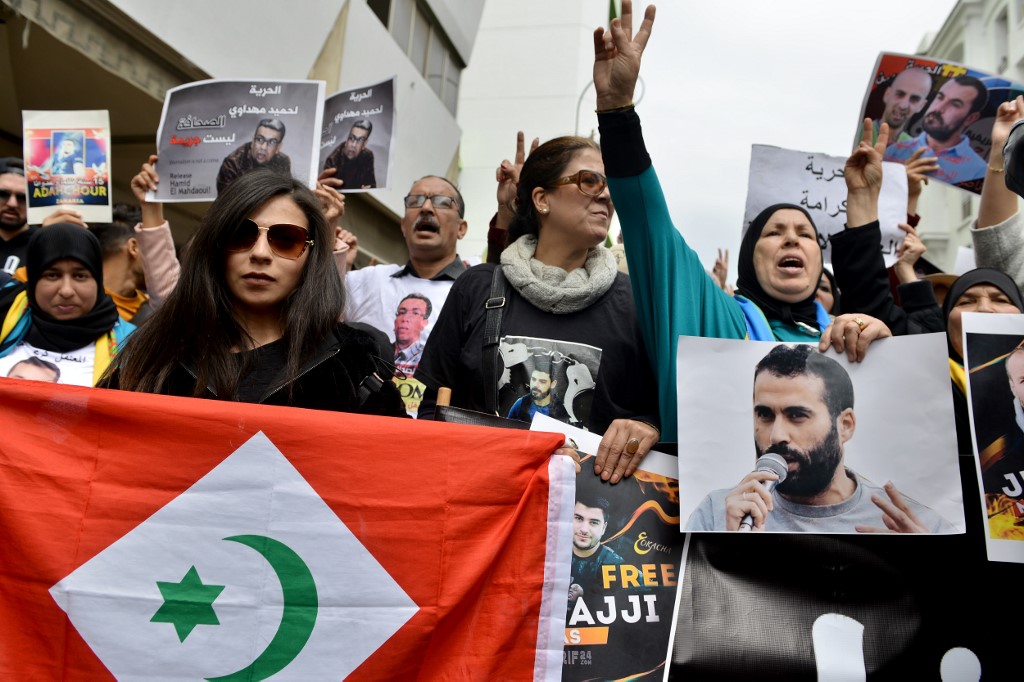 A Rabat, des manifestants brandissant des portraits de militants du Hirak condamnés par la justice marocaine (Photo, AFP).