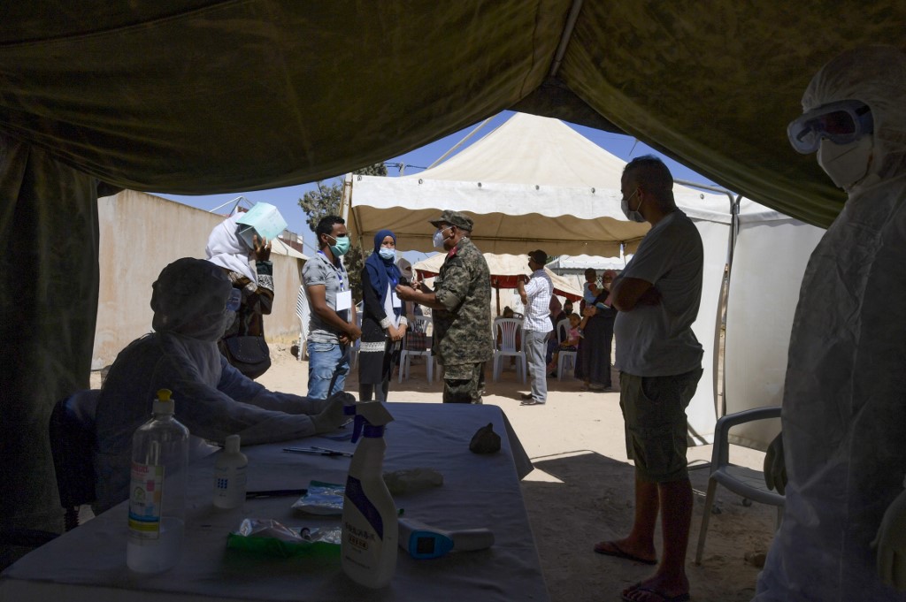 Des gens qui attendent de se faire tester pour le coronavirus dans un hôpital militaire de la ville d'El-Hamma, dans le gouvernorat de Gabès dans le sud-ouest de la Tunisie (Fethi Belaid/ AFP)