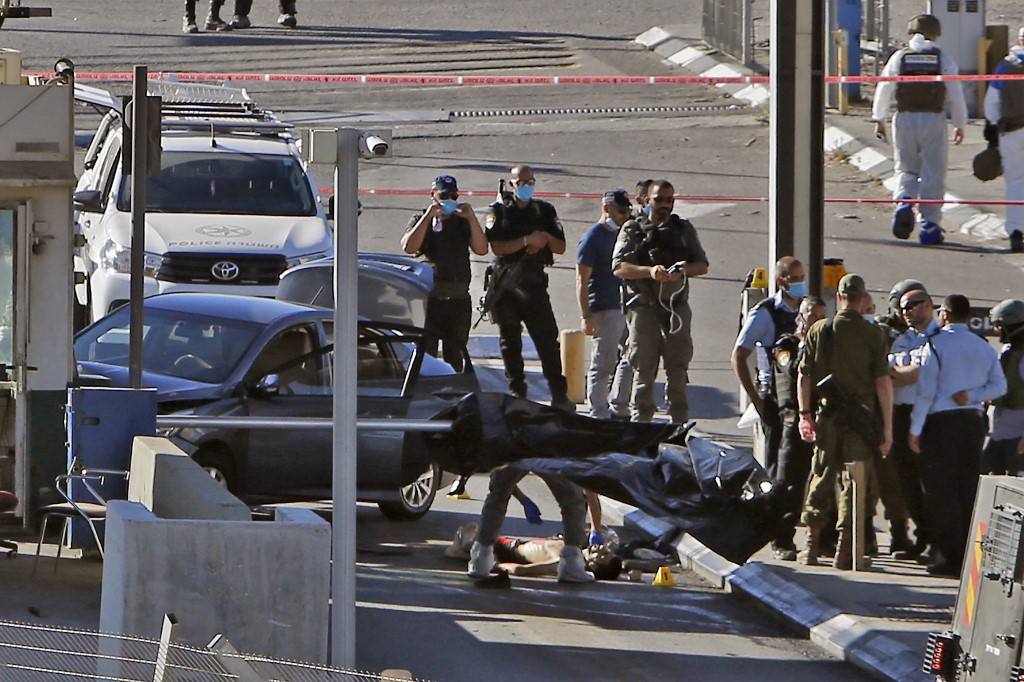 Le corps d’un palestinien tué par les forces de sécurité israéliennes alors qu’il était au volant d’une « voiture bélier » menaçant de les percuter (Photo, Musa Al SHAER/AFP).