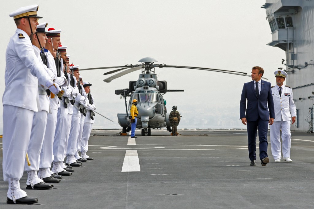 Le Président français Emmanuel Macron sur le porte-hélicoptères Tonnerre lors de sa seconde visite à Beyrouth après l’explosion au port (Photo, Stephane LEMOUTON/POOL/AFP).