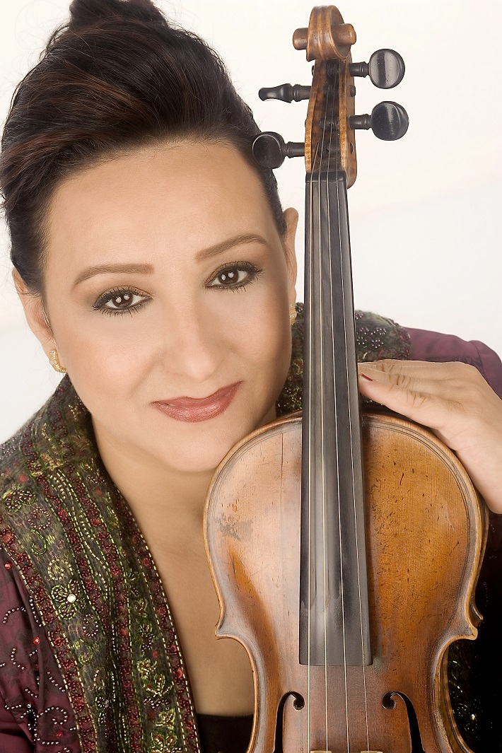 Née en 1958 à Tunis dans une famille passionnée de musique, Amina Srarfi est la première femme chef d’orchestre de Tunisie et de l’ensemble du monde arabe (Photo, fournie).
