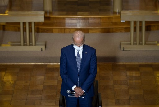 Le candidat démocrate à la présidentielle américaine Joe Biden recueilli à l’église luthérienne de Kenosha, Wisconsin, le 3 septembre, au lendemain de la fusillade de Jacob Blake par la police. (Jim Watson/AFP)