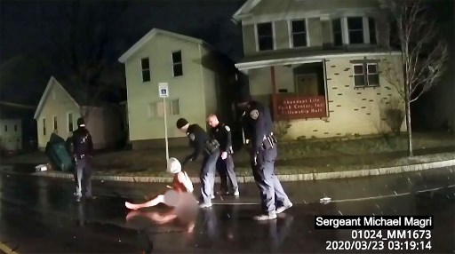 Image prise d’une vidéo du département de police de Rochester-New York, montrant l’arrestation de Daniel Prude, mort par étouffement en détention une semaine après qu’un sac de toile qui lui a été mis sur la tête, l’empêchant de respirer. (Département de police de Rochester/AFP)