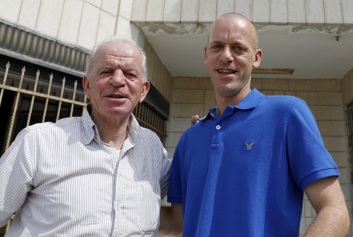L’avocat franco-palestinien Salah Hamouri retrouvant son père à sa libération en septembre 2018, près d’un an après sa détention dans une prison du Neguev. (Ahamd Gharabli/AFP)