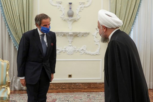 Le président iranien Hassan Rouhani accueillant à Téhéran, le 26 aout dernier, le directeur général de l’AIEA Rafael Mariano (Photo communiquée par la présidence iranienne/AFP)