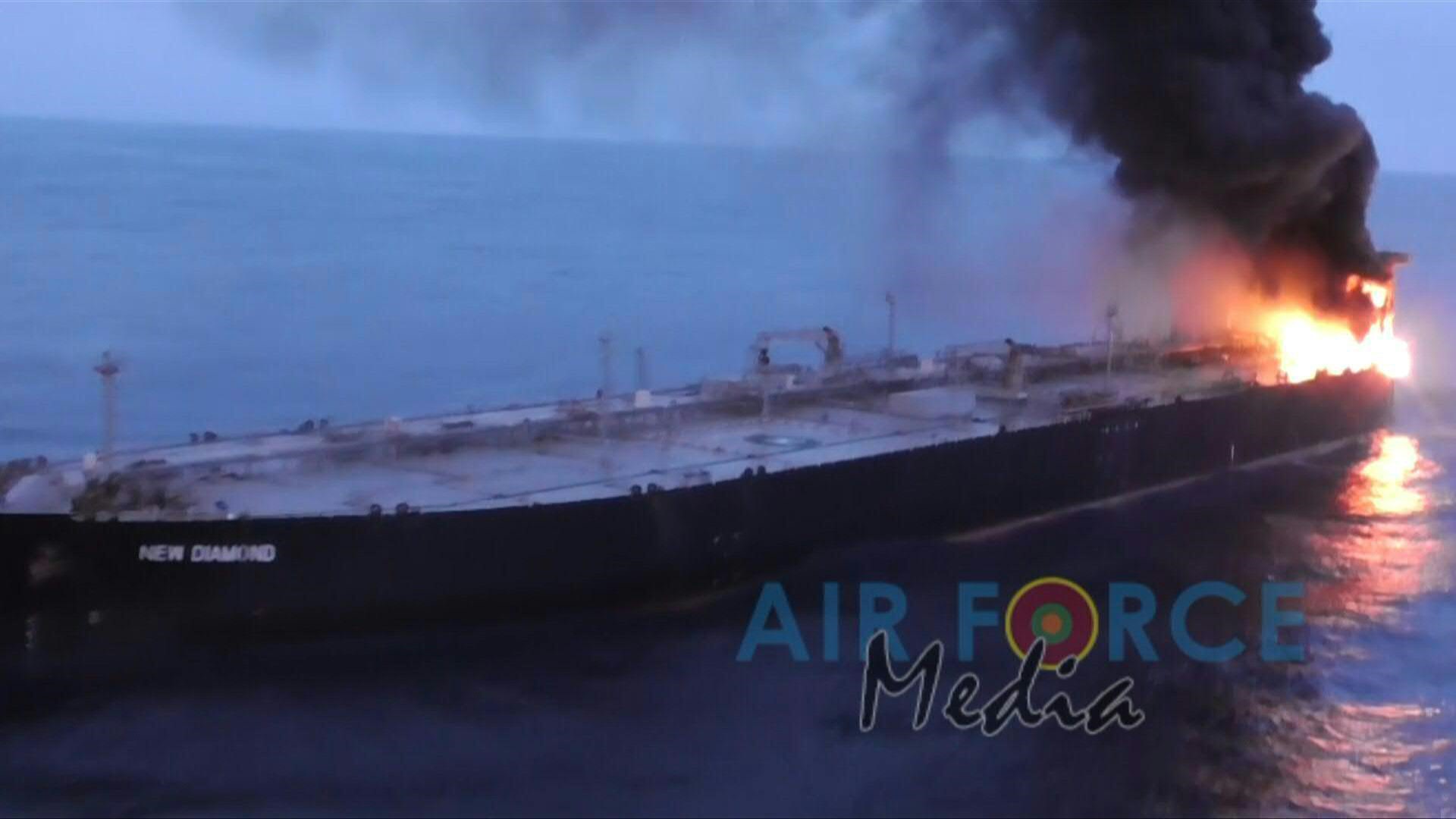 Le pétrolier touché par un incendie près du Sri Lanka, remorqué au large