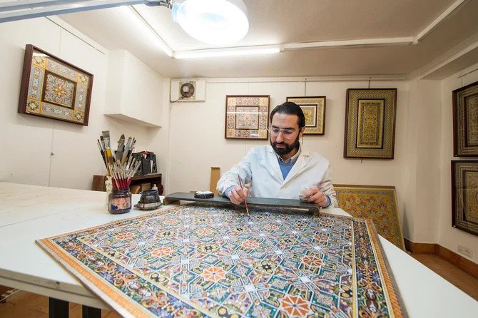 À quelques minutes de la mosquée-cathédrale de la ville andalouse de Cordoue, le musée du Guadameci des Omeyyades (Museo del Guadamecí Omeya) offre un voyage dans le temps vers une technique artistique utilisée pour orner les palais et fabriquer des cadeaux de luxe (Photo, fournie).